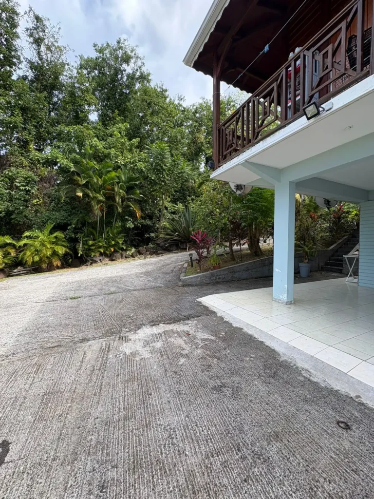 Parking gratuit au Bas de villa couleuvre à Deshaies en Guadeloupe