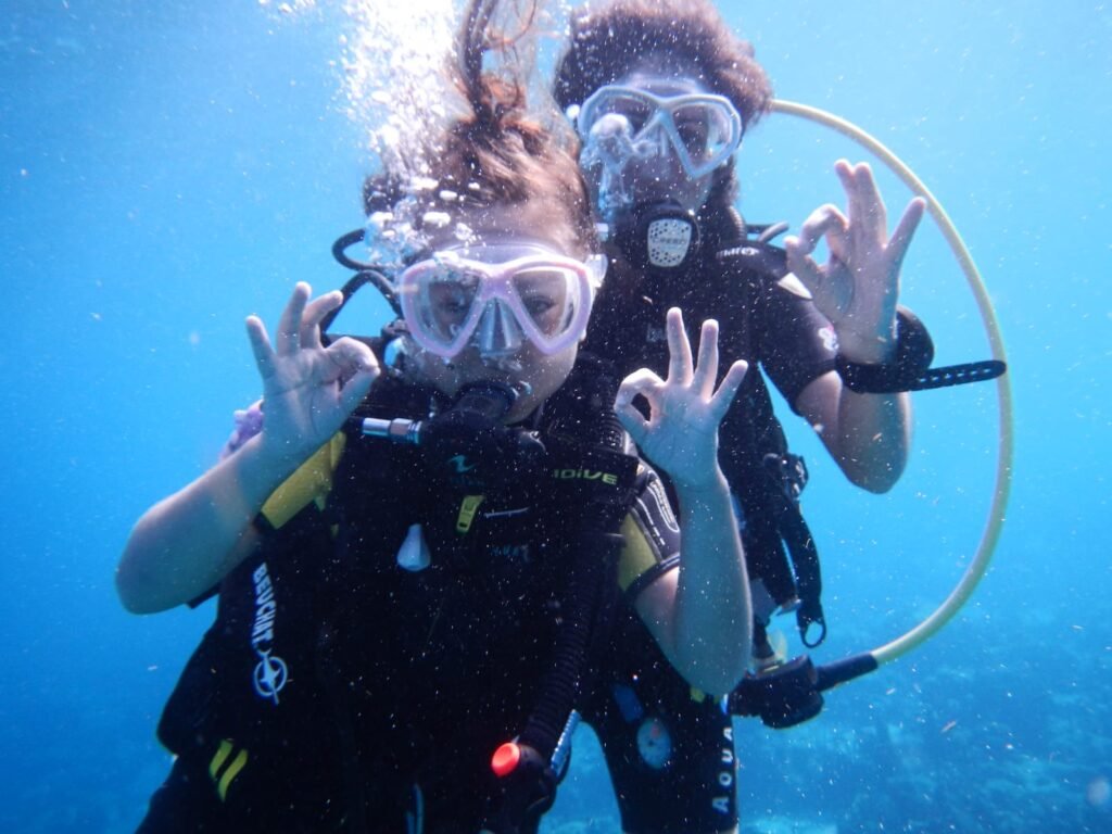 Plongée en famille en Guadeloupe avec signe OK sous l’eau