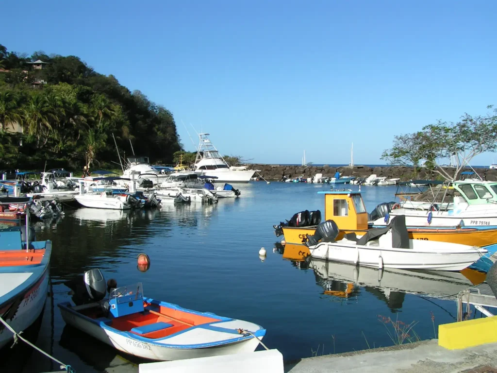 Le petit port coloré de Deshaies en Guadeloupe