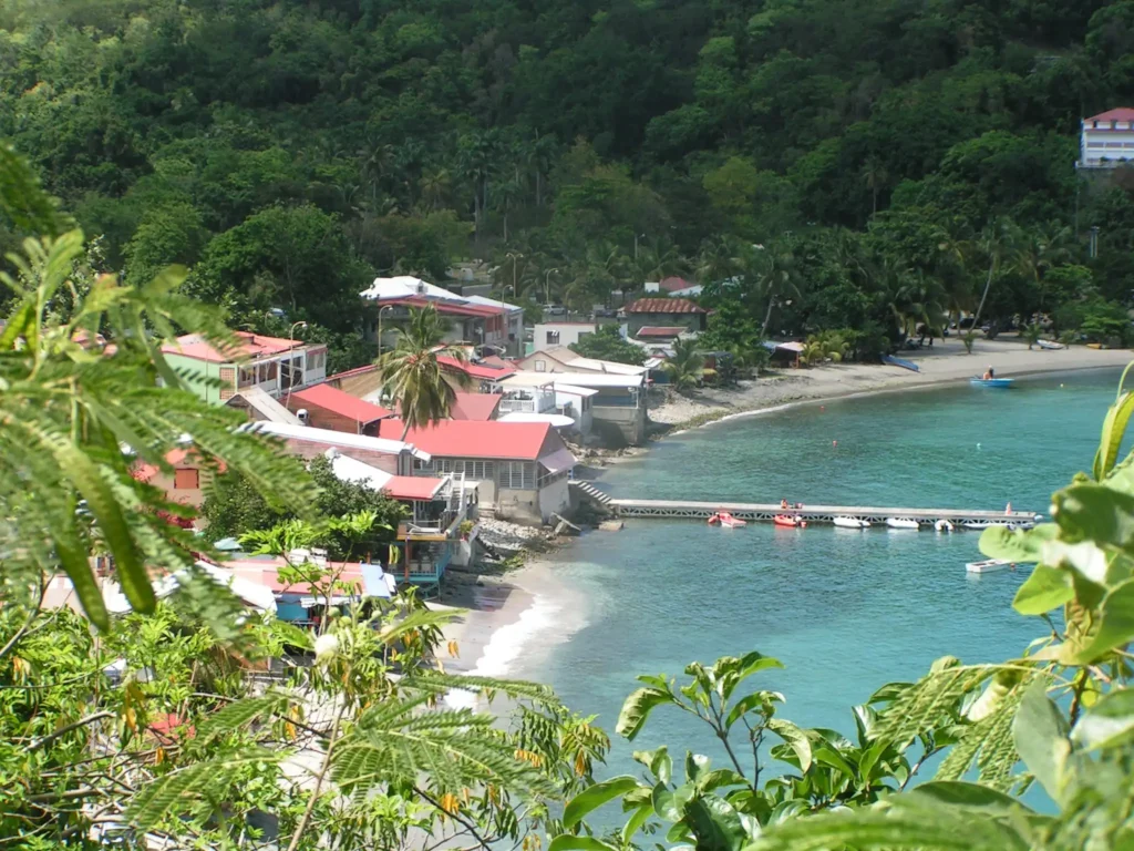 Deshaies en Guadeloupe dans son écrin de verdure.