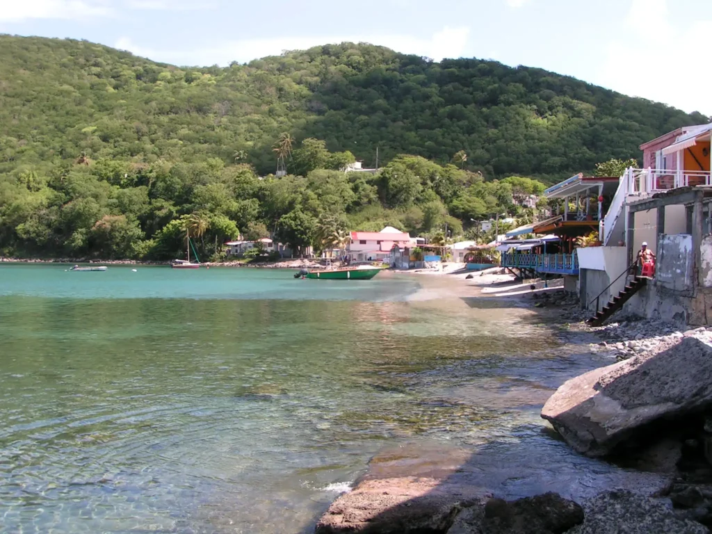 La plage le long des restaurants du bord de mer à Deshaies
