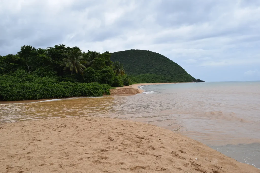 Effondrement de la digue qui séparait le lagon de la mer à Grande Anse Deshaies