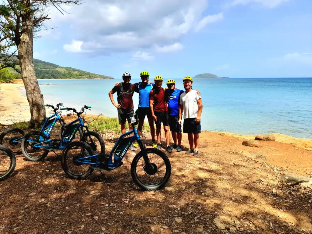 Petit groupe d'aventuriers prêts à chevaucher les trottinettes électriques de Karib Trott