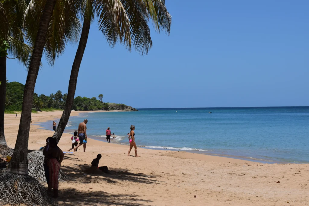 La Plage de la Perle à Deshaies est fréquentée par les familles Guadeloupéennes Voyage France Guadeloupe
