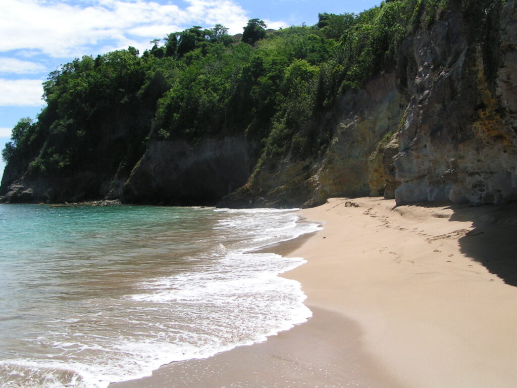 Les rochers coté Nord de la plage Anse Tillet Deshaies Voyage France Guadeloupe