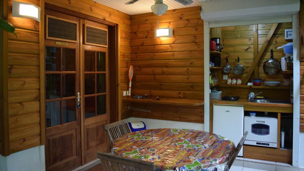 Cuisine Extérieur Gîte Bois Cannelle Deshaies Guadeloupe