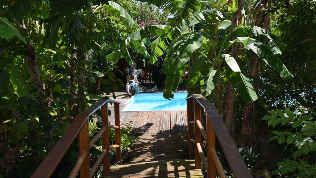 Petit Pont Piscine Gîte Bois Cannelle Deshaies Guadeloupe