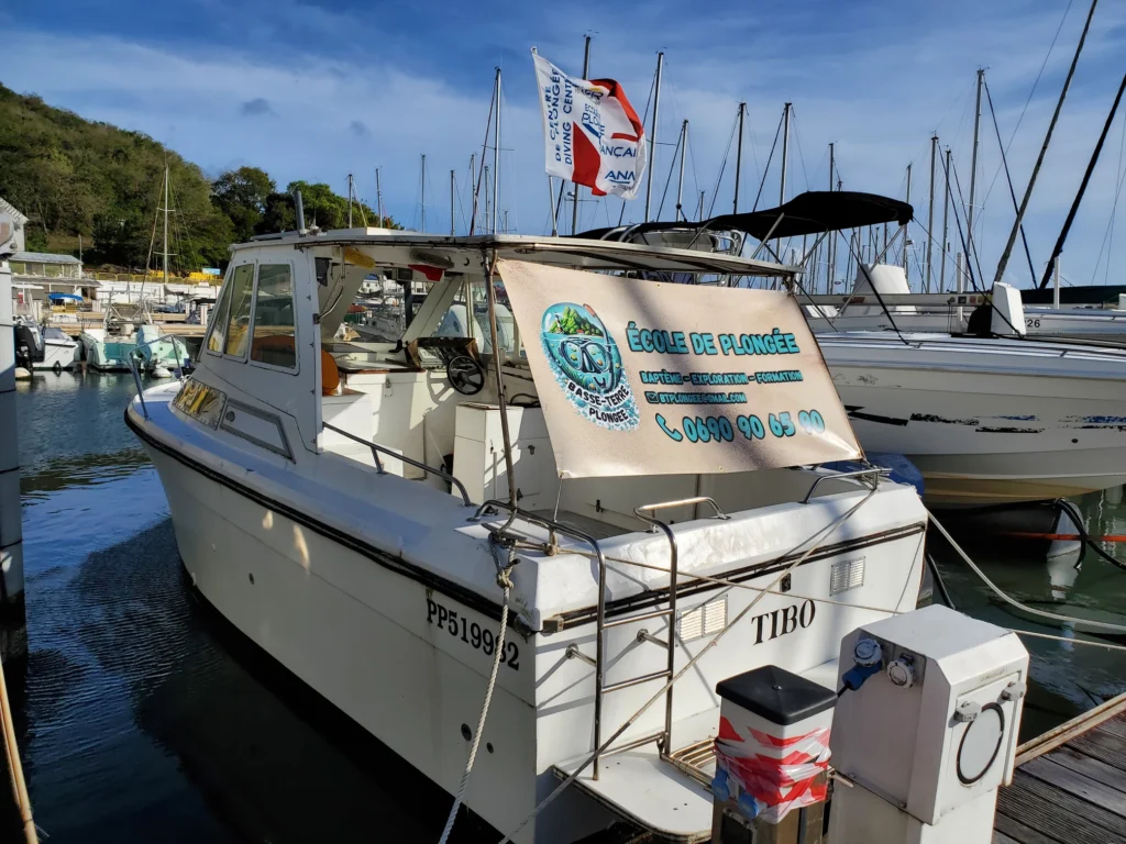 Bateau du centre Basse-Terre Plongée à la marina de Bouillante en Guadeloupe