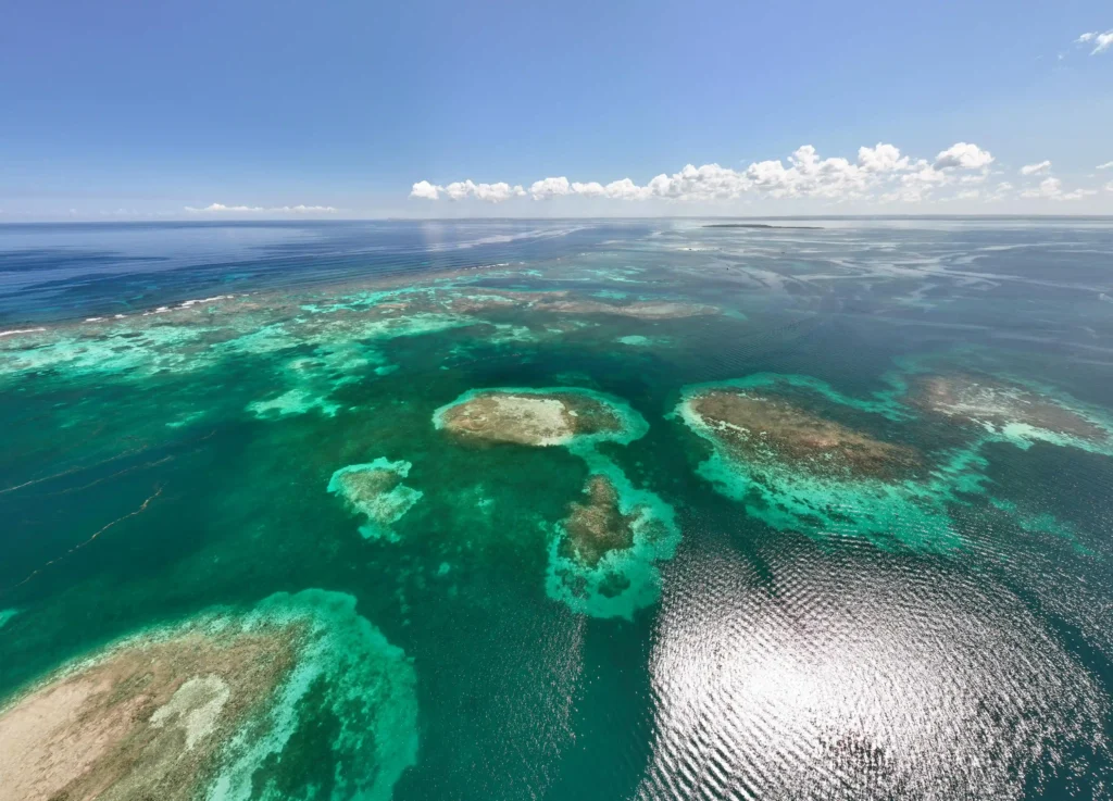 Vue aérienne du lagon du Grand-cul-de-sac marin à Sainte-Rose (Guadeloupe) avec Caraibe Passiflora