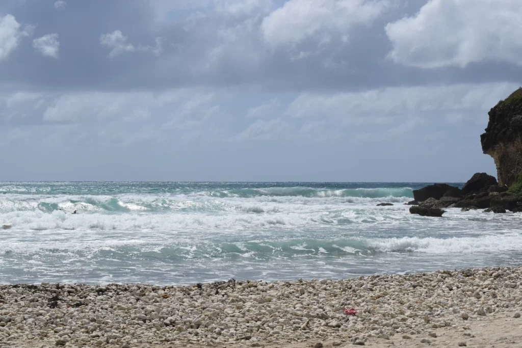Comme son nom l'indique, ici ce sont de gros galets sur la Plage de Gros Sable à Sainte-Anne Guadeloupe
