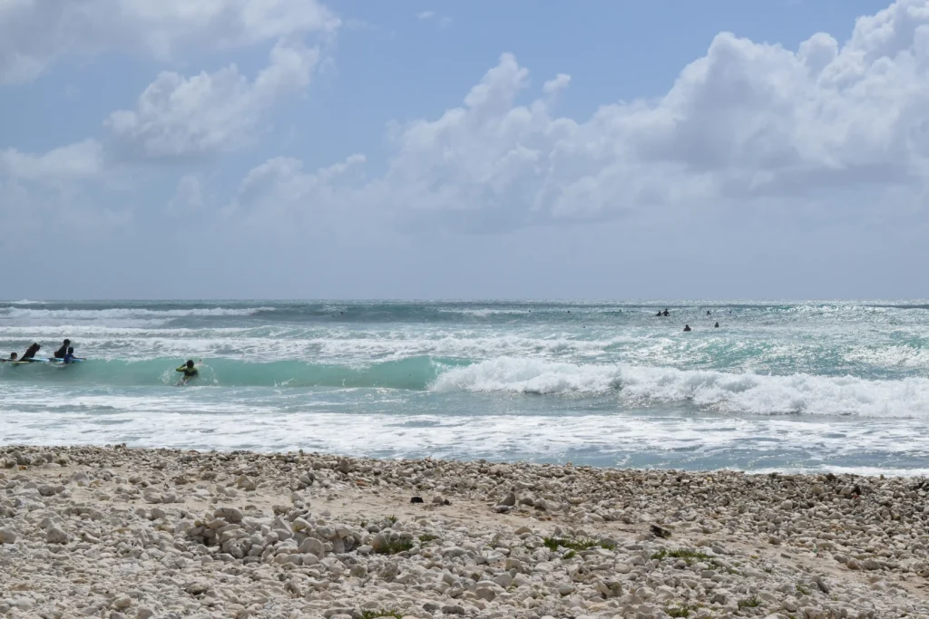 Des vagues parfois impressionantes à la Plage de Gros Sable à Sainte-Anne Guadeloupe