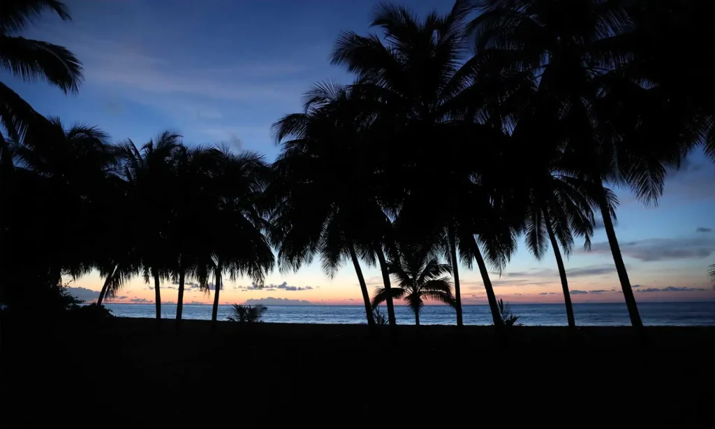 Le soleil se couche sur grande Anse et Fleurs des Iles à Deshaies Guadeloupe