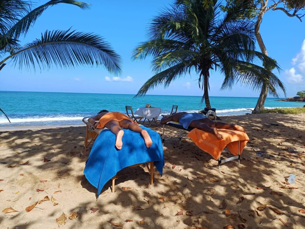 Massage en couple, les pieds dans l'eau avec Gwada Massages