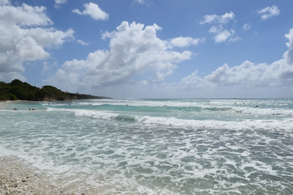 La houle du Pacifique sur la Plage de Gros Sable à Sainte-Anne Guadeloupe