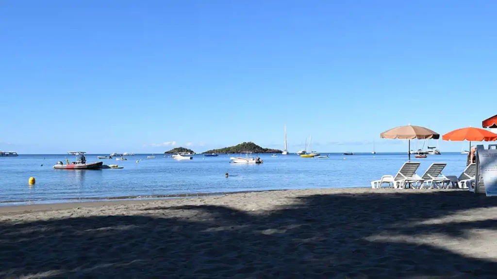 La plage du Bourg de Bouillante Guadeloupe
