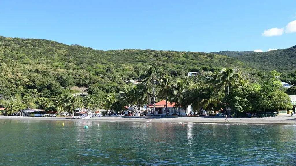 La plage Malendure de Bouillante Guadeloupe vue depuis la mer