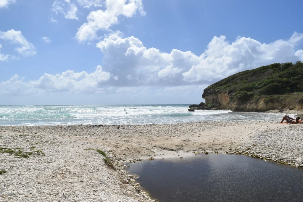Les eaux de l'étang Gros Sable tentent de rejoindre la mer à Sainte-Anne Guadeloupe