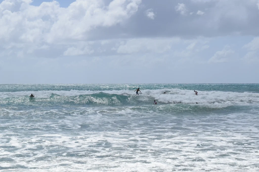 Les surfers de la Plage de Gros Sable à Sainte-Anne Guadeloupe