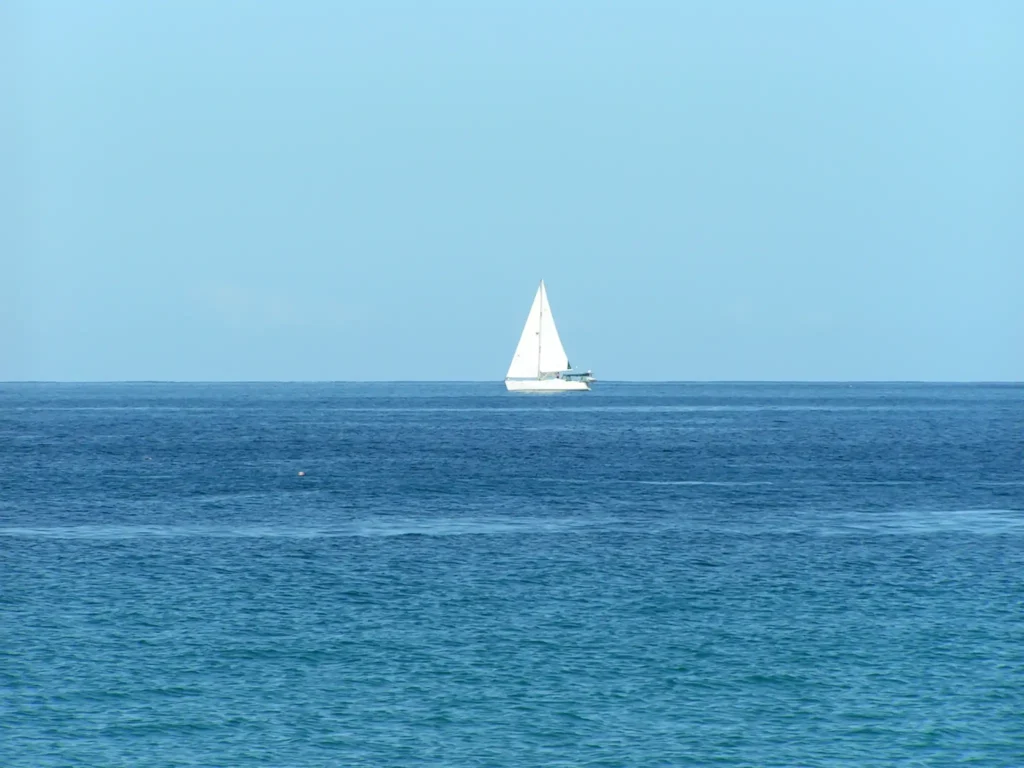 L'horizon paisible depuis la Plage Paul Thomas dite Bosco Deshaies Guadeloupe