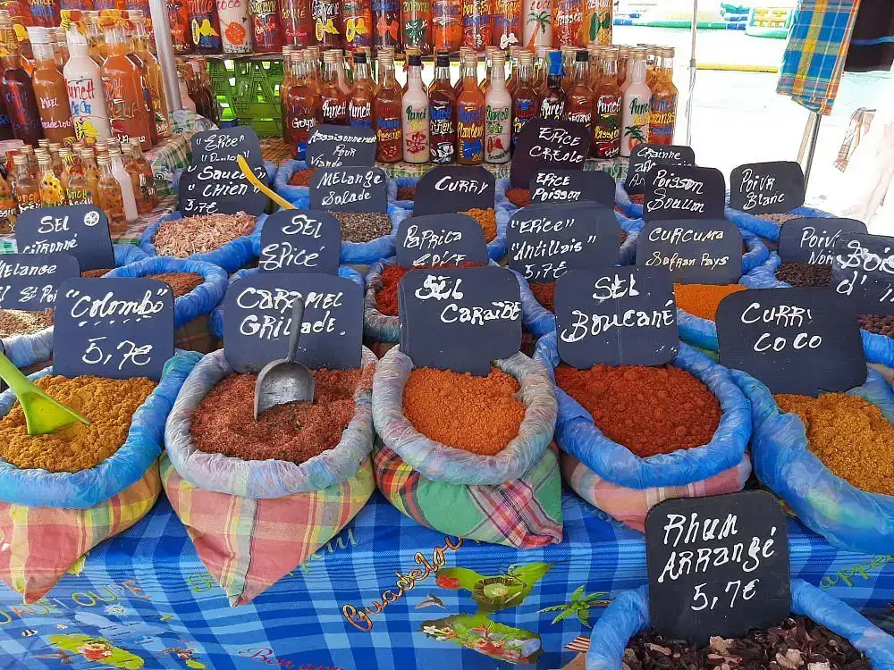 Marché de Sainte-Anne stand d'épices de Guadeloupe