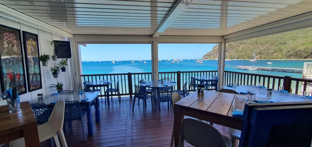 La terrasse "les pieds dans l'eau" du Restaurant Le Mahina à Deshaies Guadeloupe 