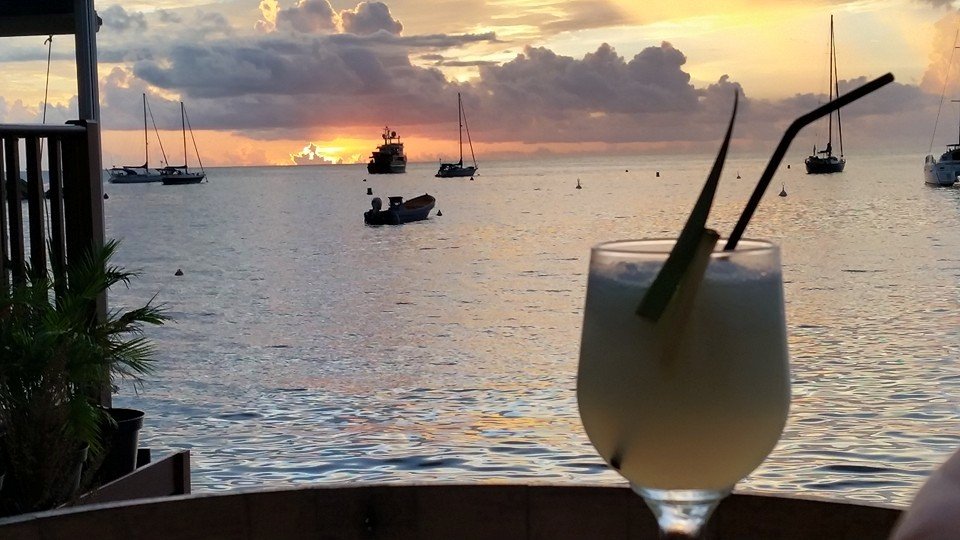 La terrasse "les pieds dans l'eau" du Restaurant Le Mahina à Deshaies Guadeloupe (1)