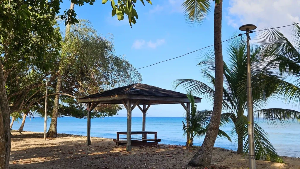 Un carbet sur la plage à Port-Louis avec Gîte Chez Claudia