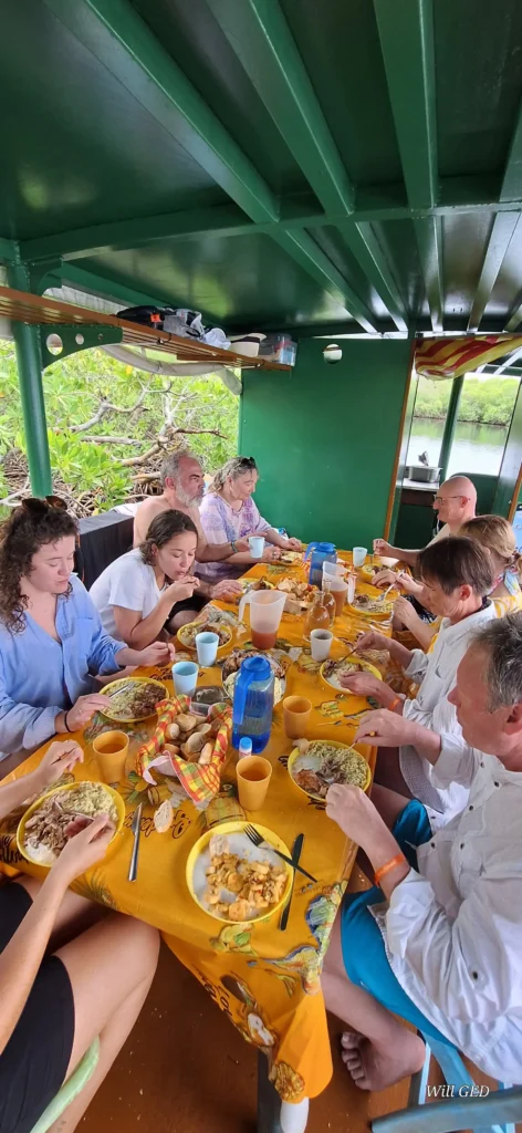 Moment de convivialité avec Will Evasion dans les mangroves en Guadeloupe