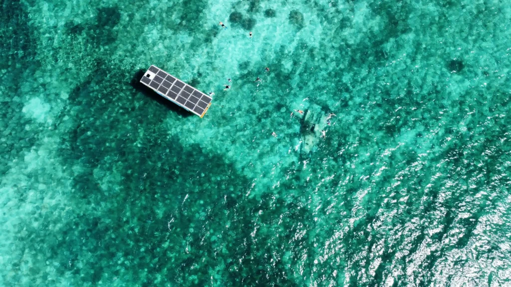 Vue aérienne du bateau solaire lors de l'excursion à Sainte-Rose Guadeloupe