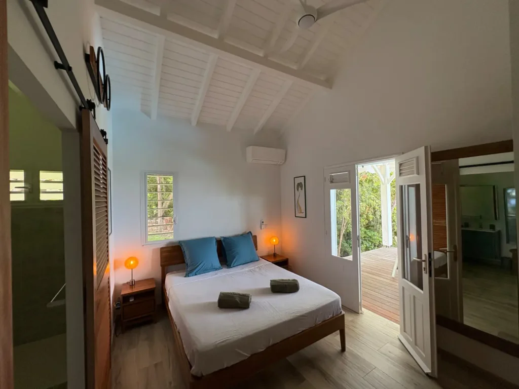 Chambre parentale climatisée avec salle de bain privative Villa Ti'Kawet Pointe-Noire Guadeloupe