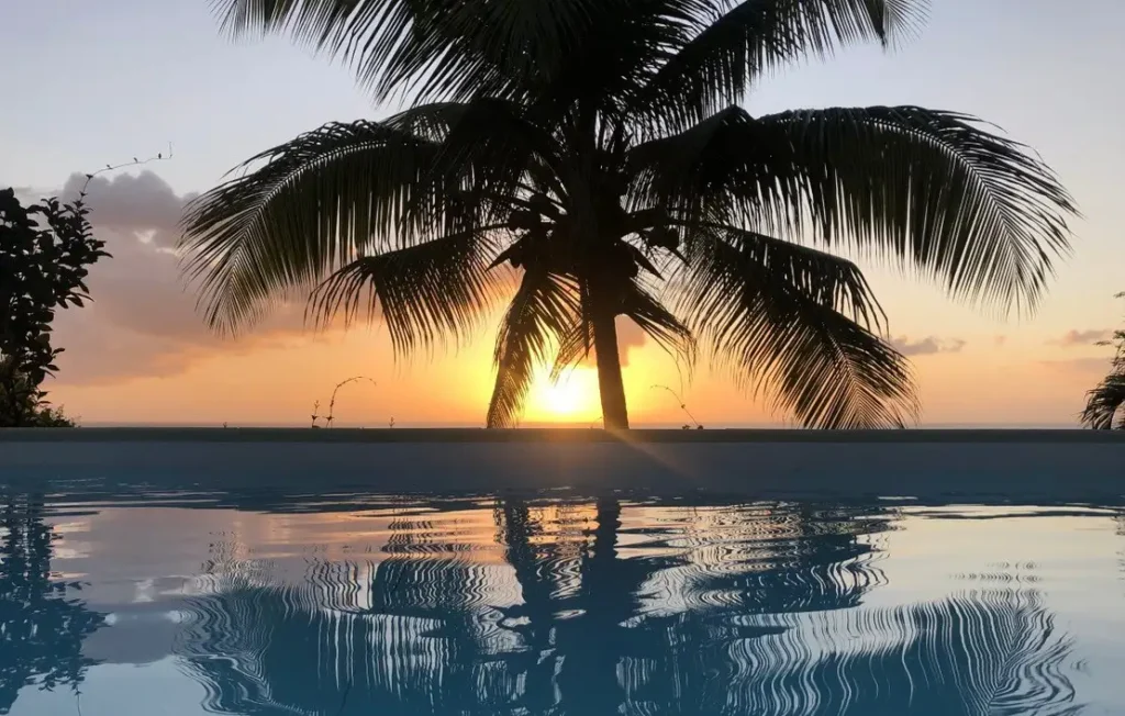 Coucher de soleil sur la piscine de La Kaz à Thomy Pointe-Noire Guadeloupe