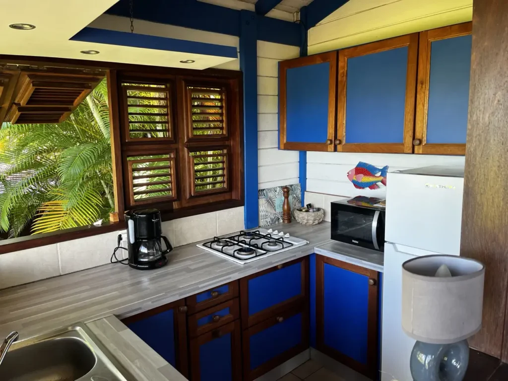 Cuisine entièrement équipée du Gîte Route de Rhum Point-Noire Guadeloupe
