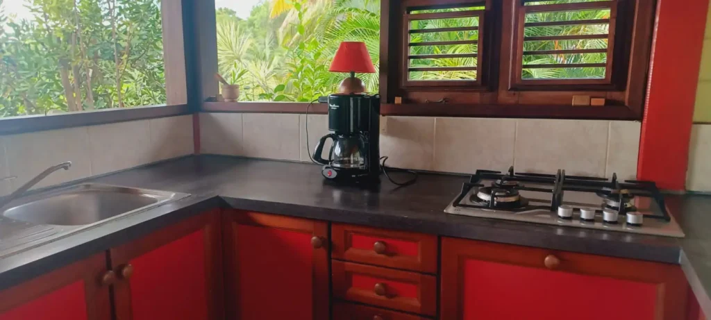 Cuisine équipée du Bungalow Gwo-Roch Acomat Bellevue Pointe-Noire Guadeloupe