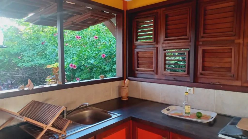 Cuisine équipée du gîte Ravin La Acomat Bellevue Pointe-Noire Guadeloupe