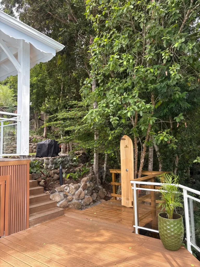 Douche "plein air" de la piscine à Villa Ti'Kawet Pointe-Noire Guadeloupe