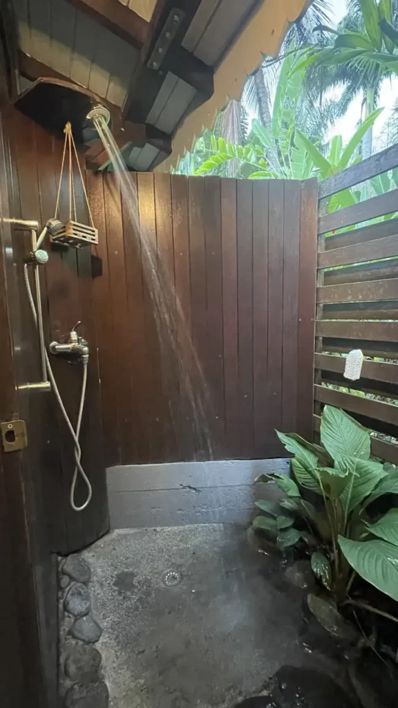 Douche tropicale au Bungalow Gwo-Roch Acomat Bellevue Pointe-Noire Guadeloupe