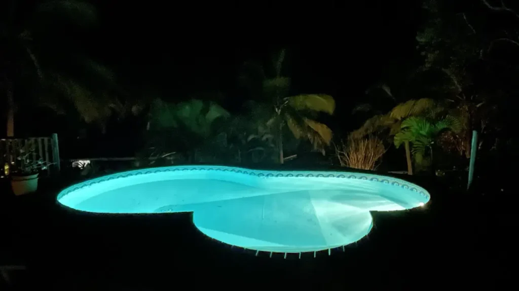 Eclairage nocturne de la piscine, ambiance féérique aux gîtes Acomat Bellevue Pointe-Noire Guadeloupe