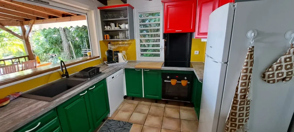La cuisine décorée façon créole, fonctionnelle et très bien équipée à la Villa Secret Garden Pointe-Noire Guadeloupe