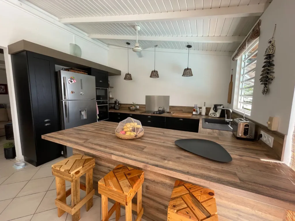 La cuisine entièrement équipée de La Kaz à Thomy Pointe-Noire Guadeloupe
