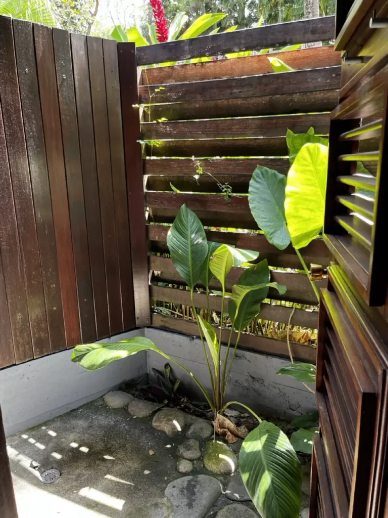 La douche tropicale en extérieur du gîte Route du Rhum Pointe-Noire Guadeloupe
