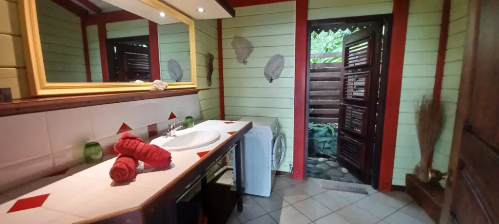 La salle d'eau avec douche tropicale en extérieur au Bungalow Gwo-Roch Acomat Bellevue Pointe-Noire Guadeloupe