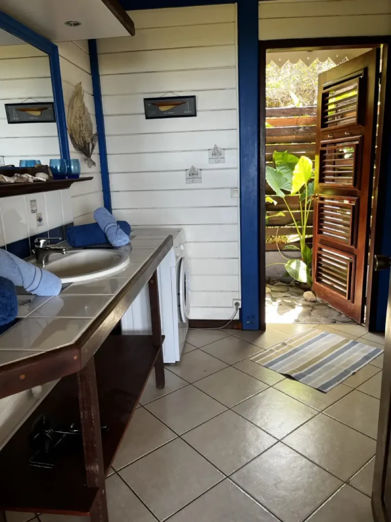 La salle d'eau avec la douche tropicale du gîte Route du Rhum Acomat Bellevue Pointe-Noire Guadeloupe