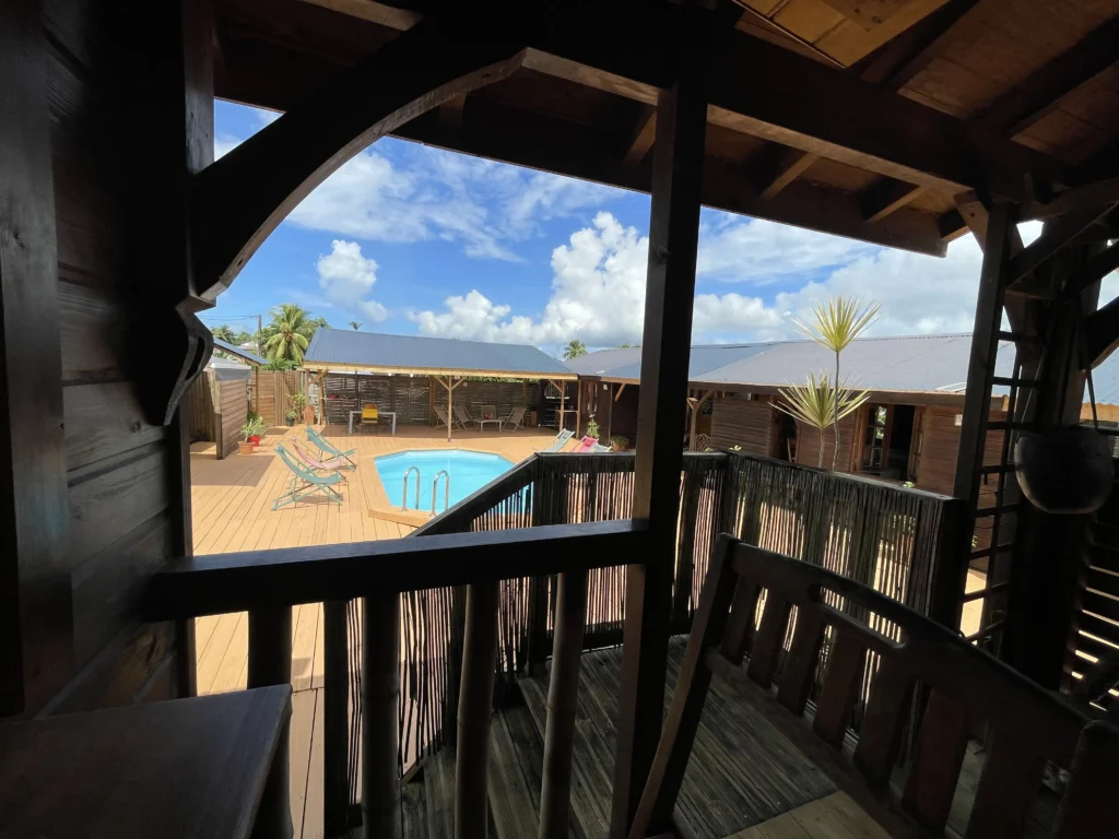 L'accès à la piscine Gîte Marine - Gîtes du Cocon Sainte-Rose Guadeloupe