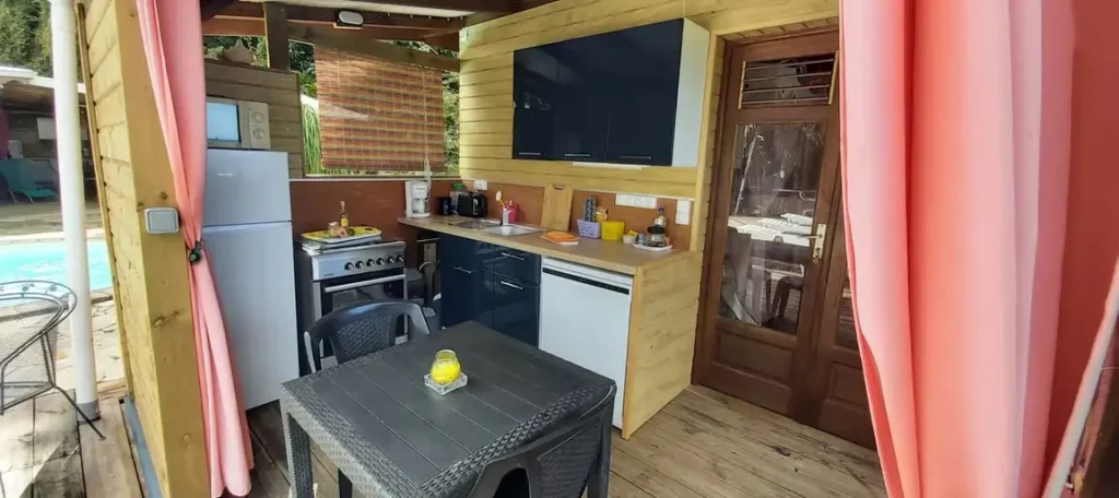 Cuisine équipée du Bungalow Ti Nid chez kazAnne Pointe Noire Guadeloupe
