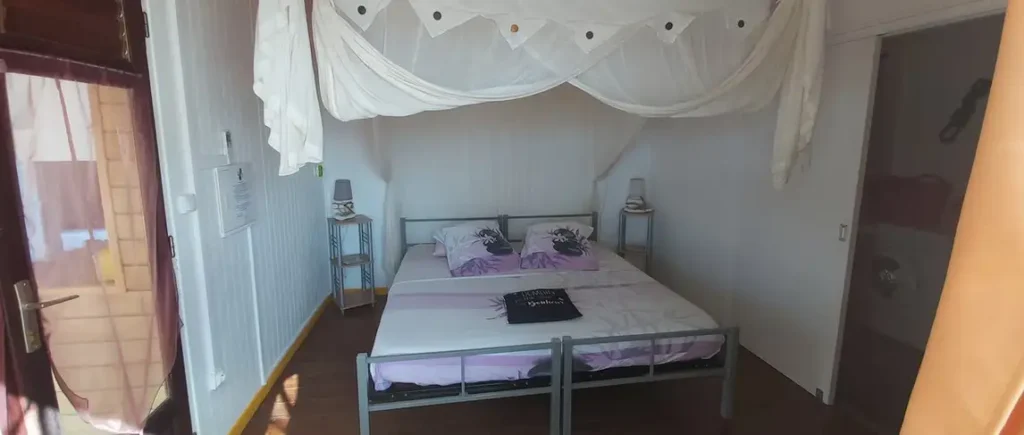 Chambre climatisée du Bungalow Ti Nid chez kazAnne Pointe Noire Guadeloupe