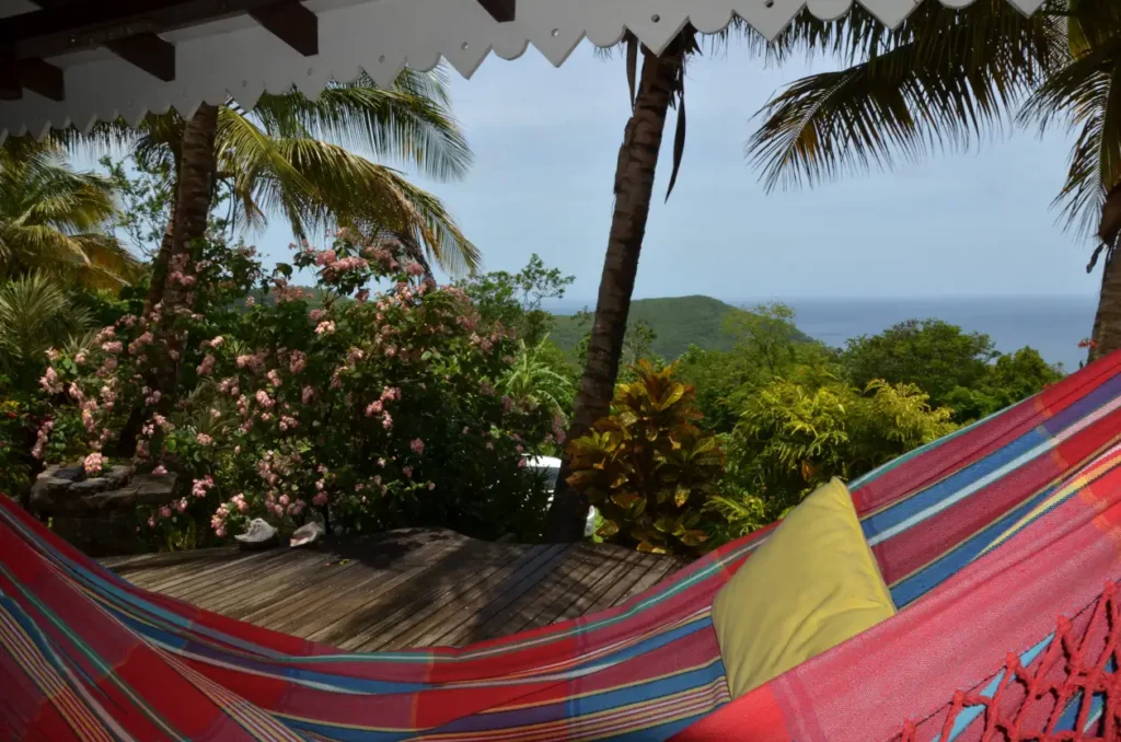 Le coin barbecue sur la terrasse du gîte Route du Rhum Acomat Bellevue Pointe-Noire Guadeloupe
