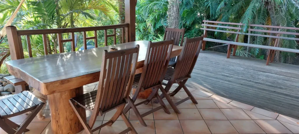 Le coin repas avec sa table en bois massif à la Villa Secret Garden Pointe-Noire Guadeloupe
