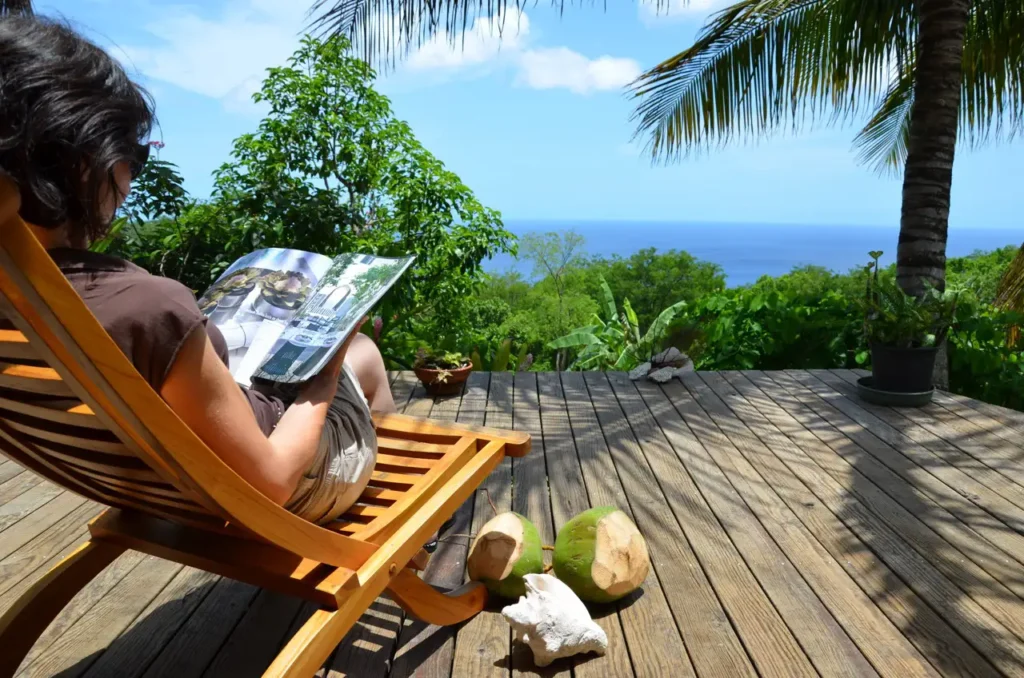 Les alizés, le chant des oiseaux et la mer à l'infini au Gîte Acomat Bellevue Pointe-Noire Guadeloupe