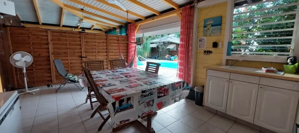 Le coin repas de La Mezzanine Chez kazAnne Pointe Noire Guadeloupe