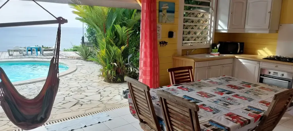 Vue sur l'extérieur depuis La Mezzanine Chez kazAnne Pointe Noire Guadeloupe